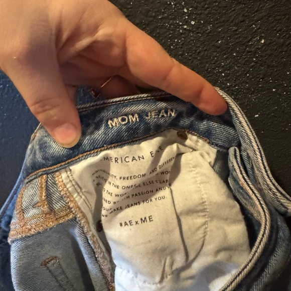 American Eagle Light Wash Distressed Mom Jeans Size 4 - Picture 4 of 5